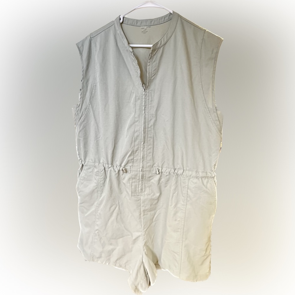 Super cute CALIA brand Romper with adjustable waist cinch & zip front!